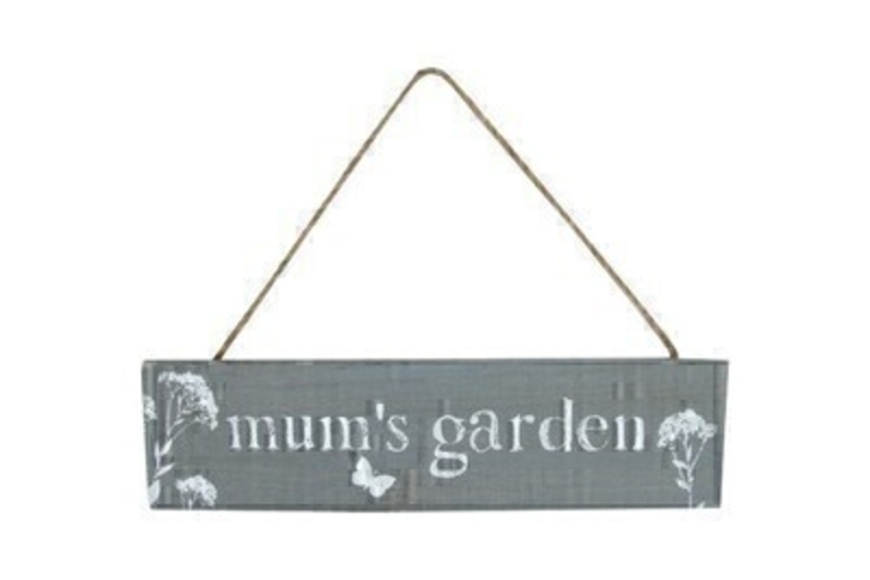 Lightweight wooden grey sign with light grey wording Mums Garden printed on and rustic thin rope to hang with. This garden hanging sign is made by the London based designer Gisela Graham who designs really beautiful gifts for your home and garden. Would make an ideal mum gift for a proud gardener.